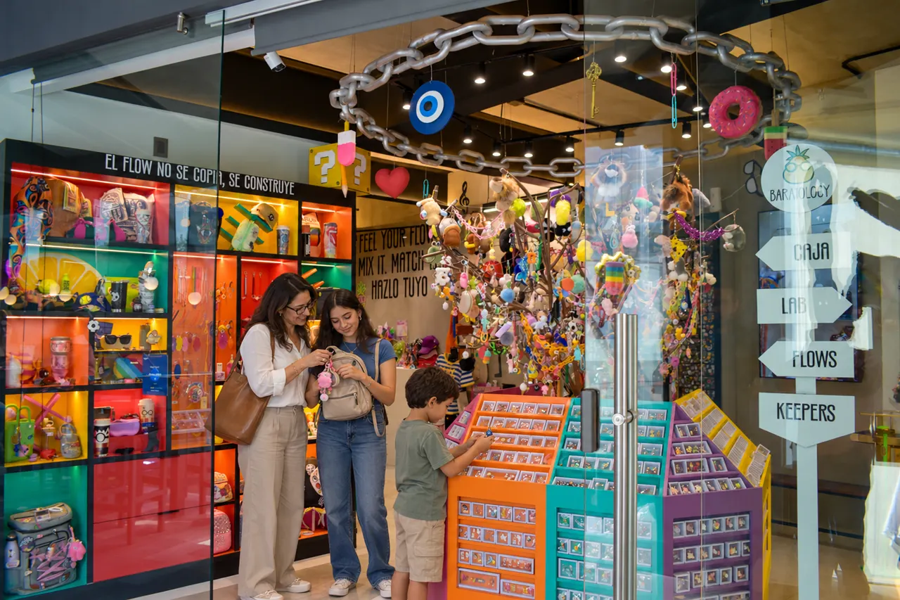 Entrada de The Mood Lab: vitrinas de colores con charms, parches y accesorios, y una familia eligiendo piezas en el mostrador